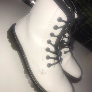 DR. MARTENS WHITE PREOWNED GREAT CONDITION SIZE 9